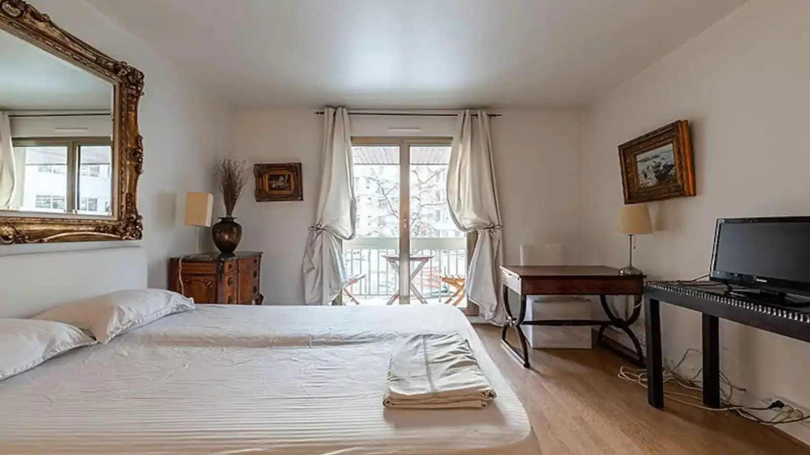 Flat Avenue Marceau in Paris