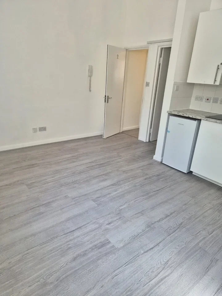 Flat Walm Lane in Greater London