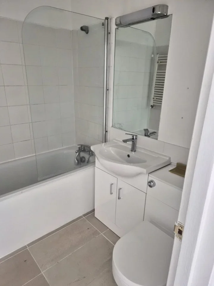 Flat Walm Lane in Greater London