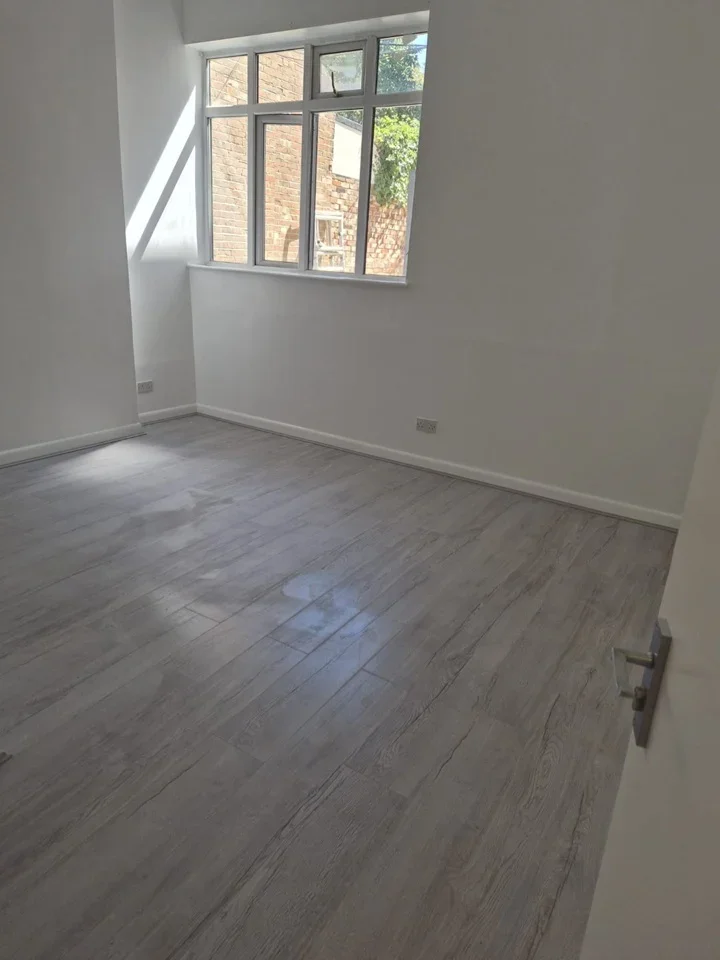 Flat Walm Lane in Greater London