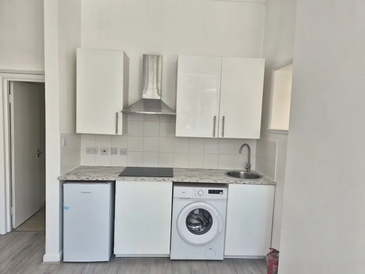 Flat Walm Lane in Greater London