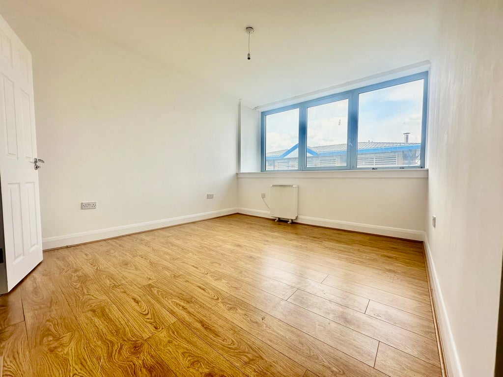 Flat Wakering Road in Greater London