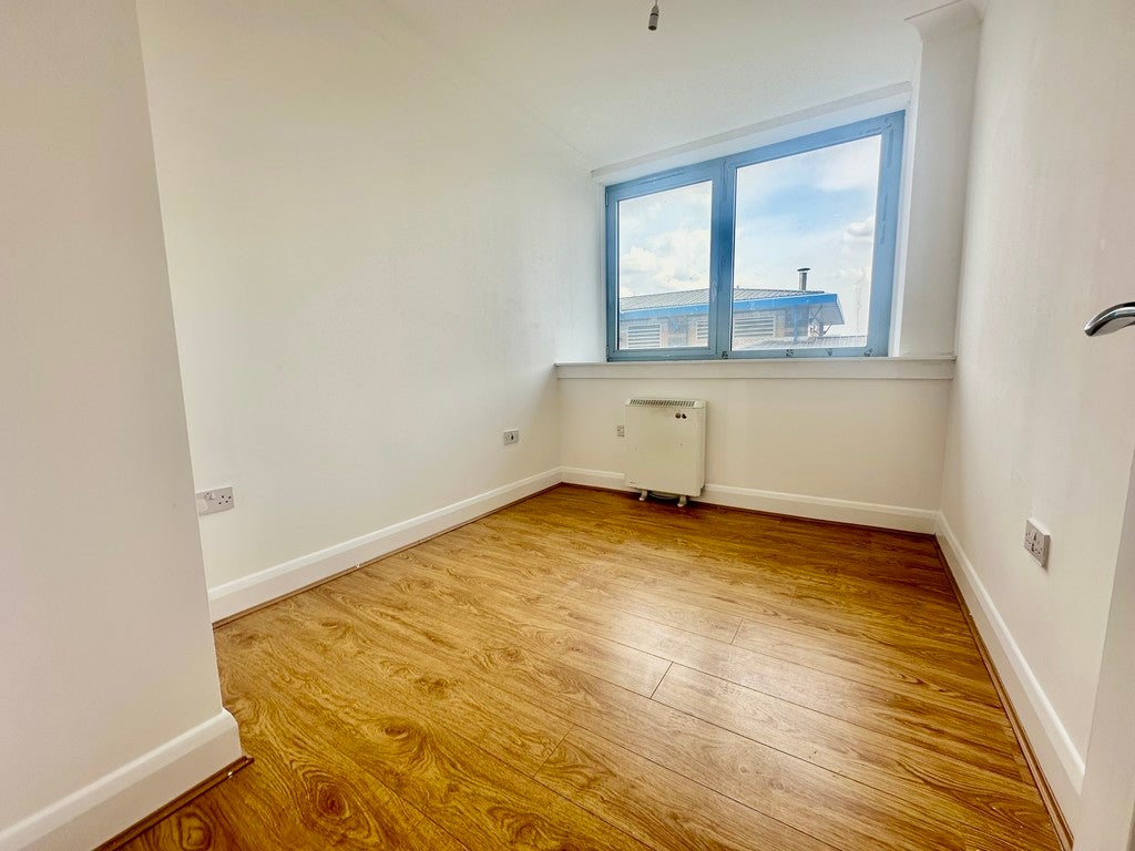 Flat Wakering Road in Greater London
