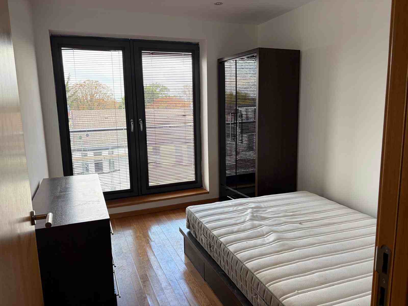 Flat Pinner Road in Greater London