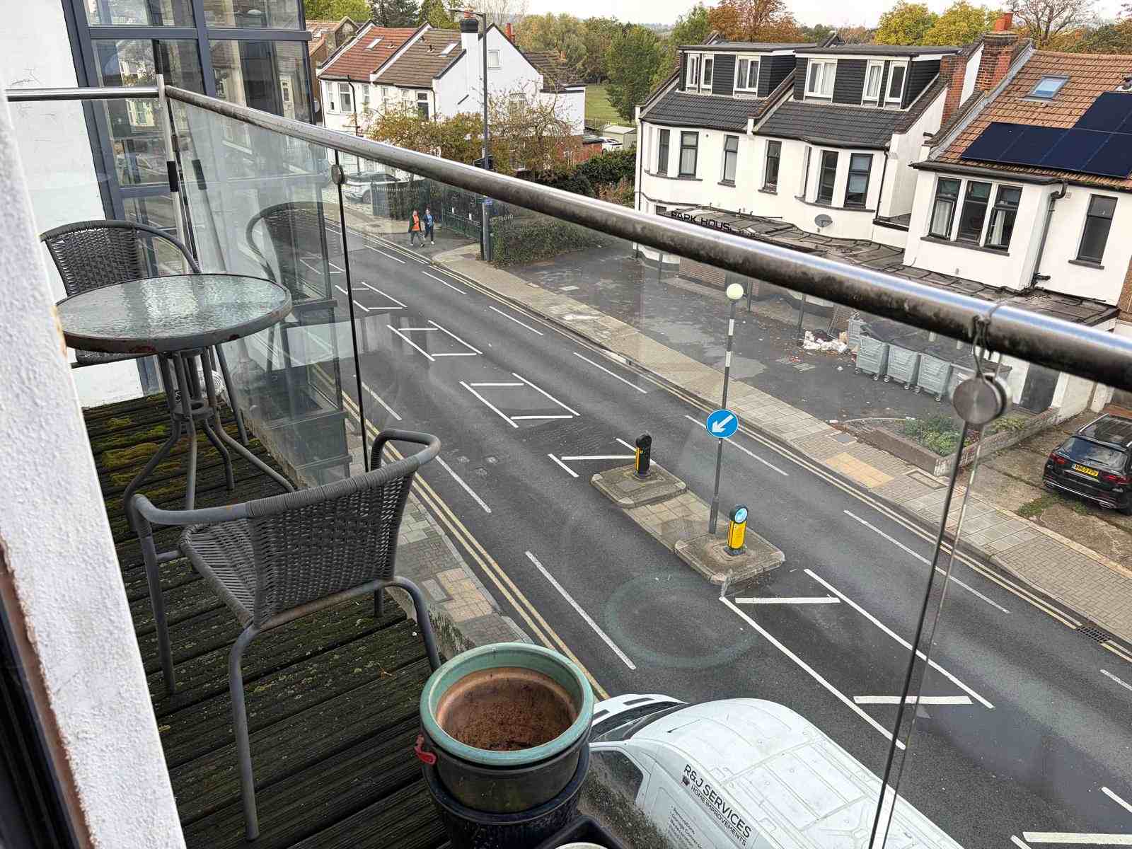 Flat Pinner Road in Greater London