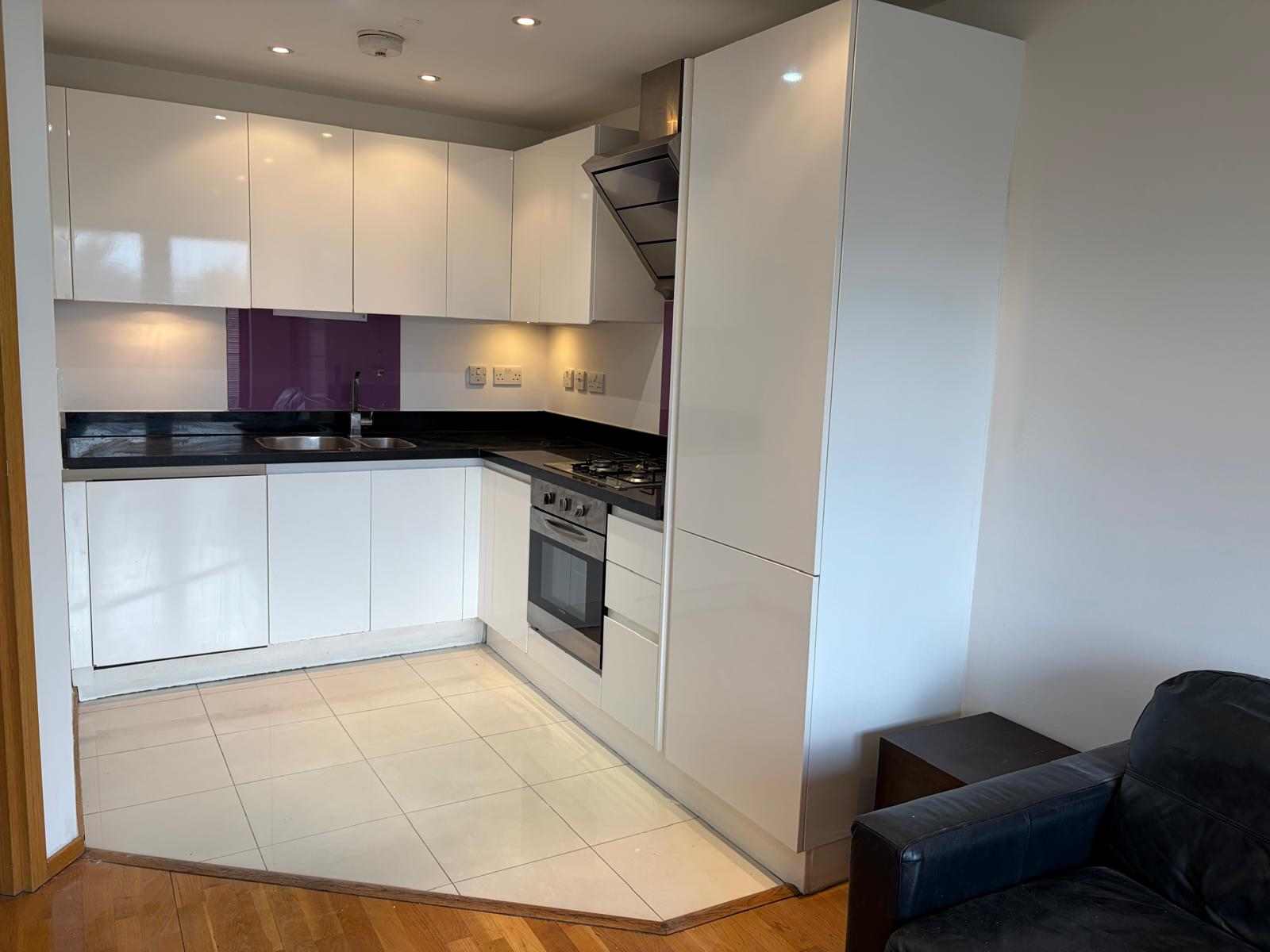 Flat Pinner Road in Greater London