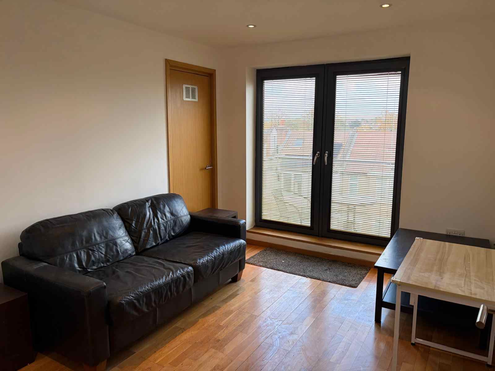 Flat Pinner Road in Greater London