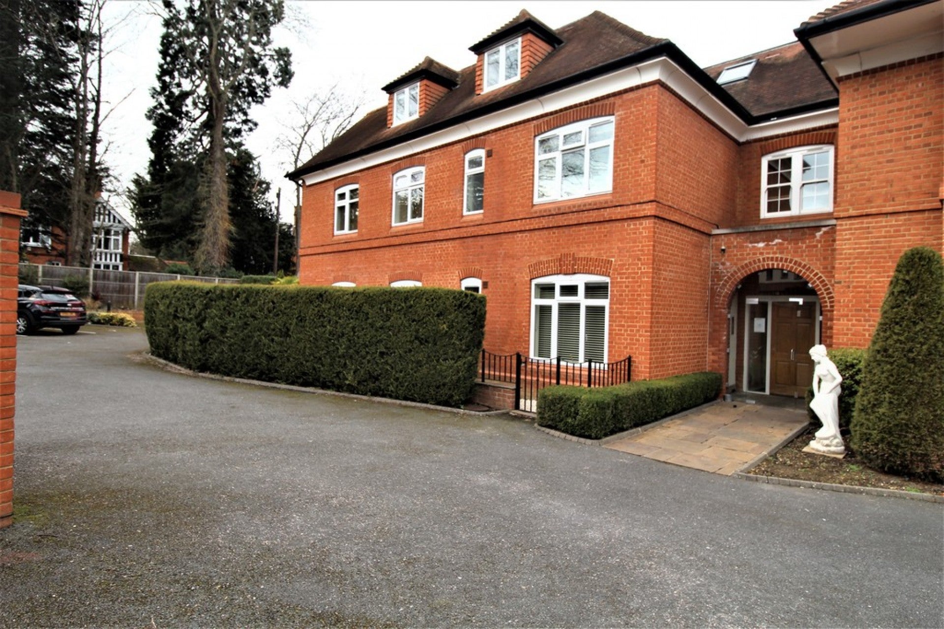 Flat Egham Hill in Borough of Runnymede