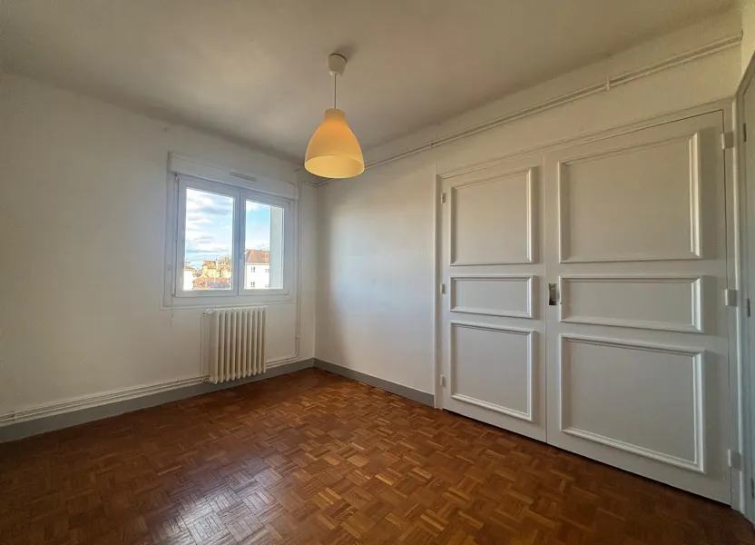Flat Avenue François Devosge in Gray