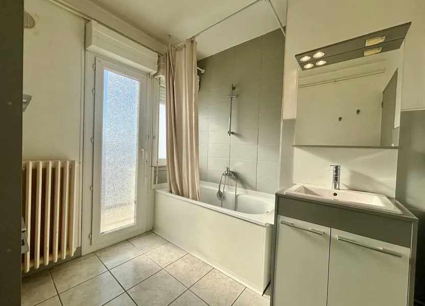 Flat Avenue François Devosge in Gray