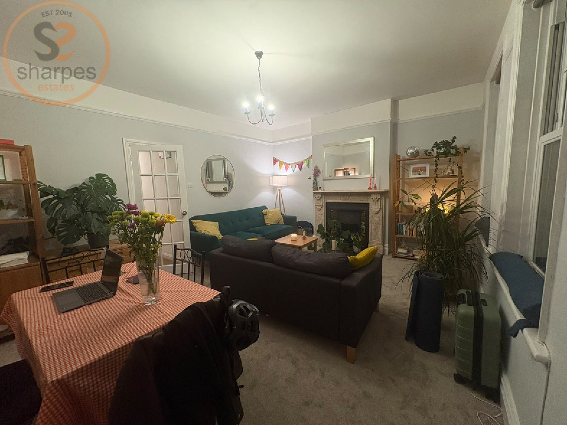 Flat Pitcairn Road in Greater London