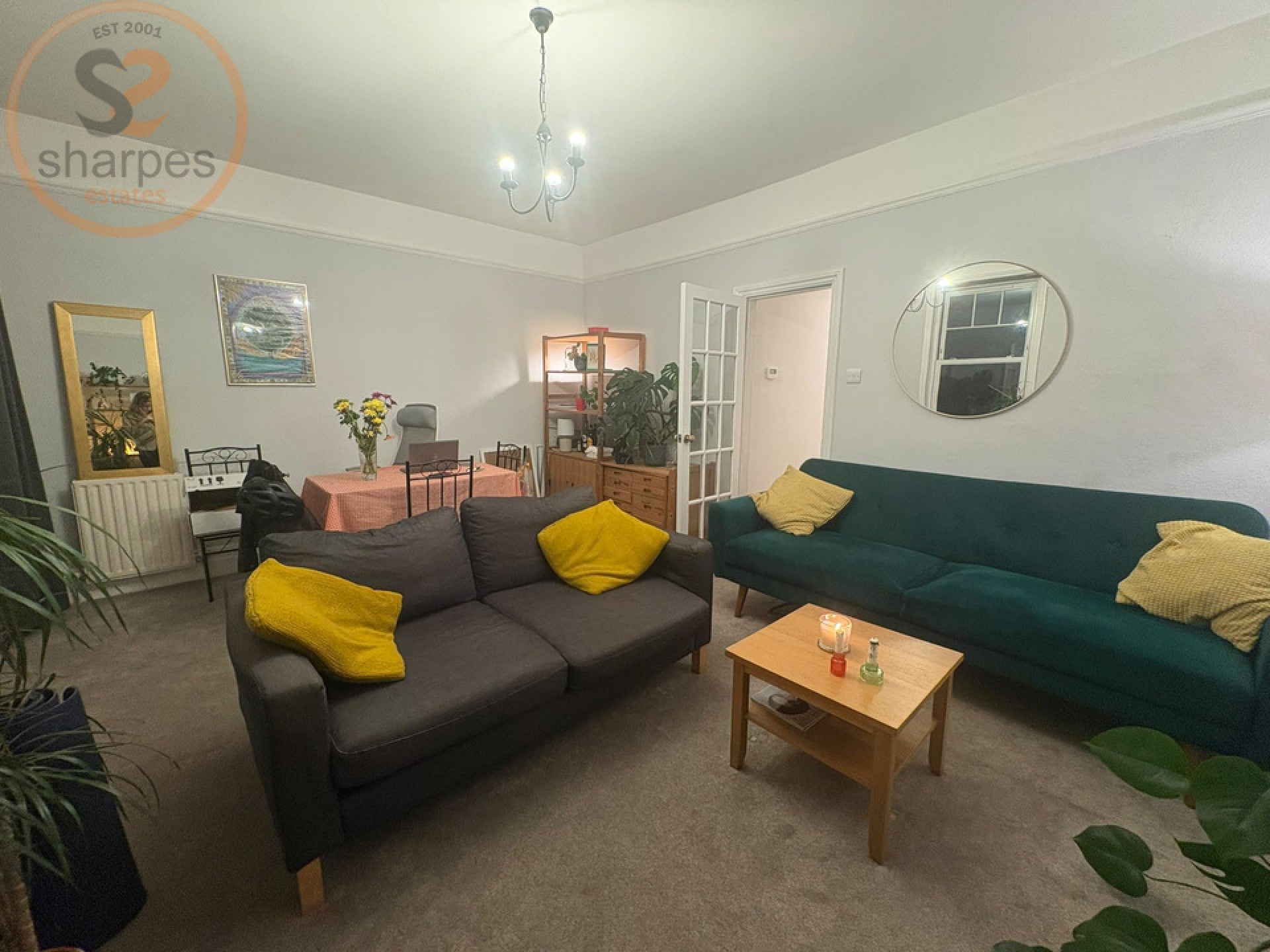 Flat Pitcairn Road in Greater London