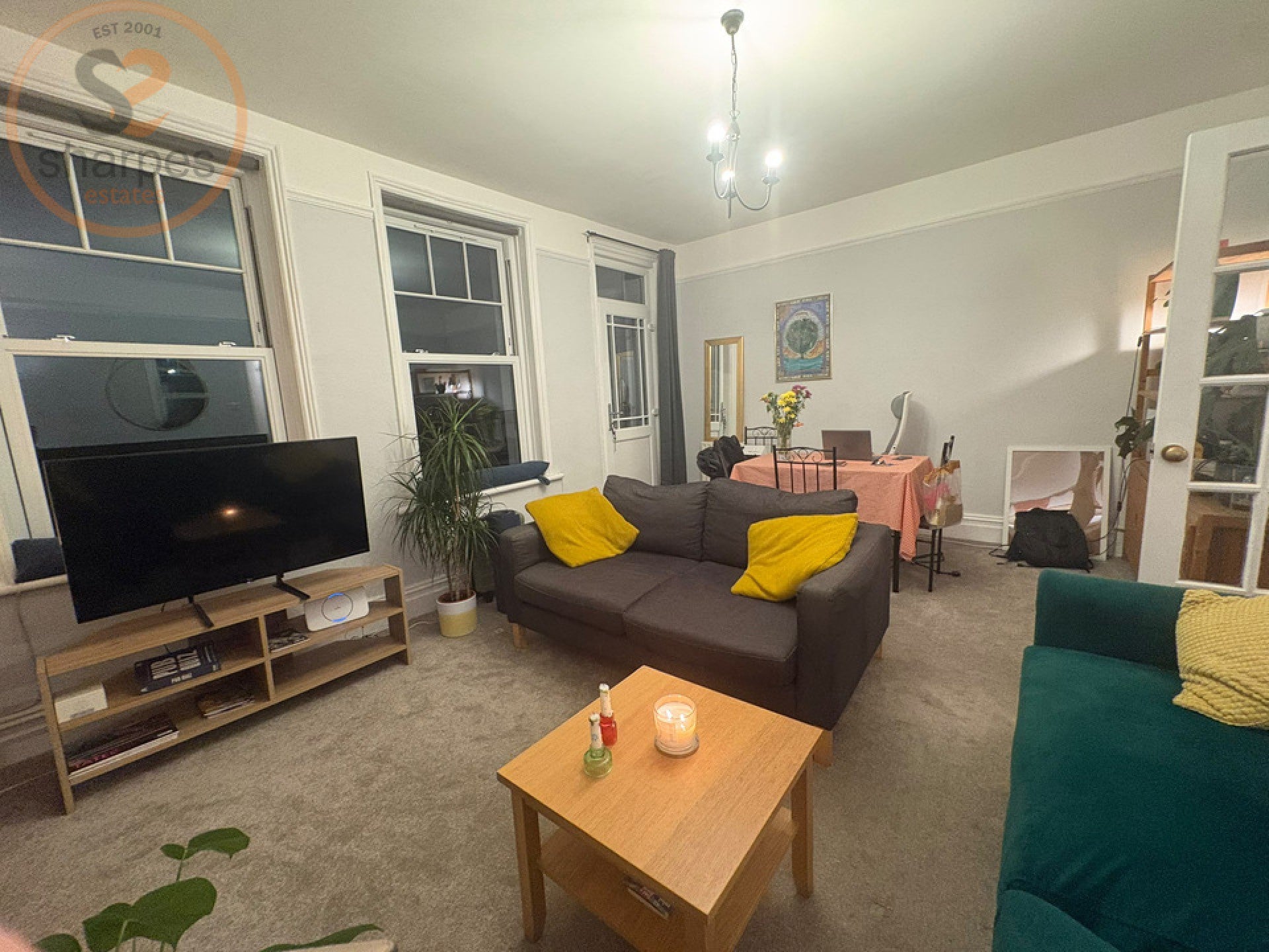 Flat Pitcairn Road in Greater London