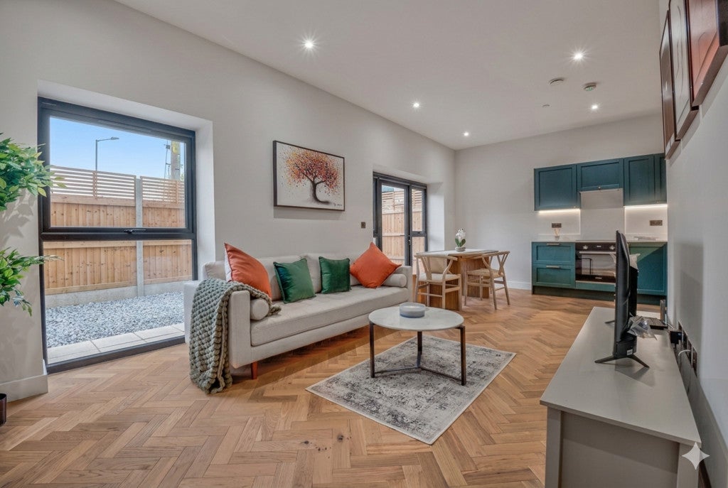 Flat Harlesden Road in Greater London