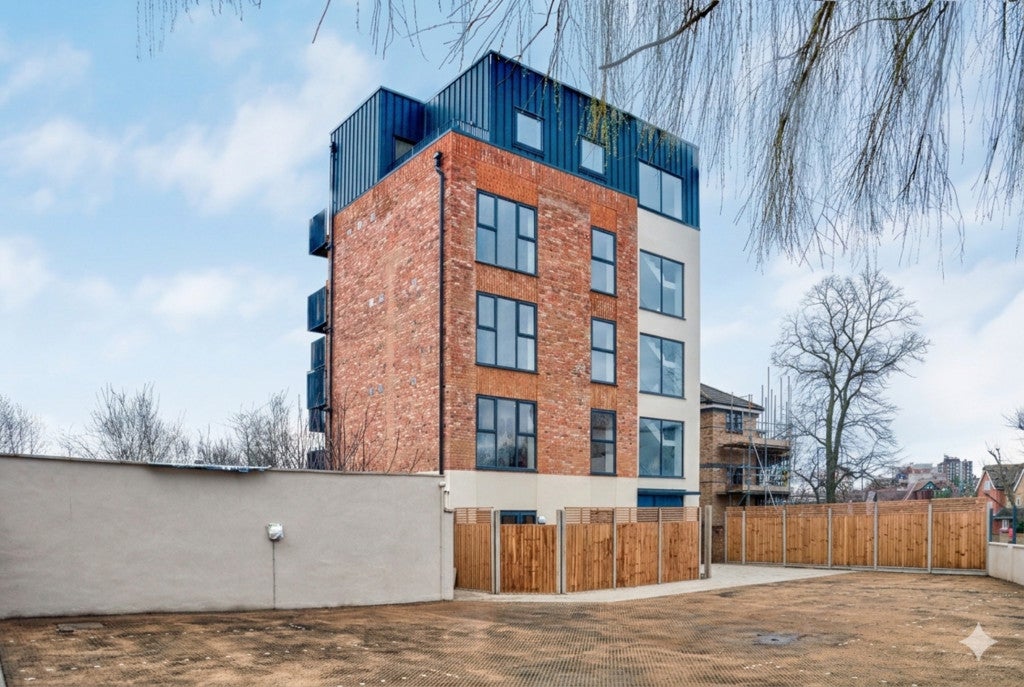 Flat Harlesden Road in Greater London