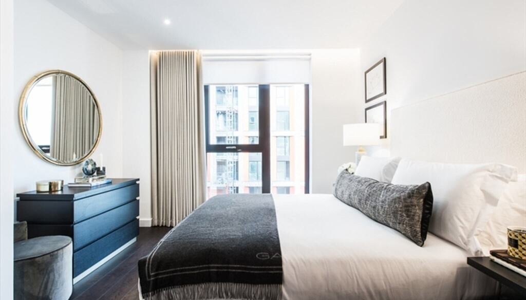 Flat Ponton Road in Greater London