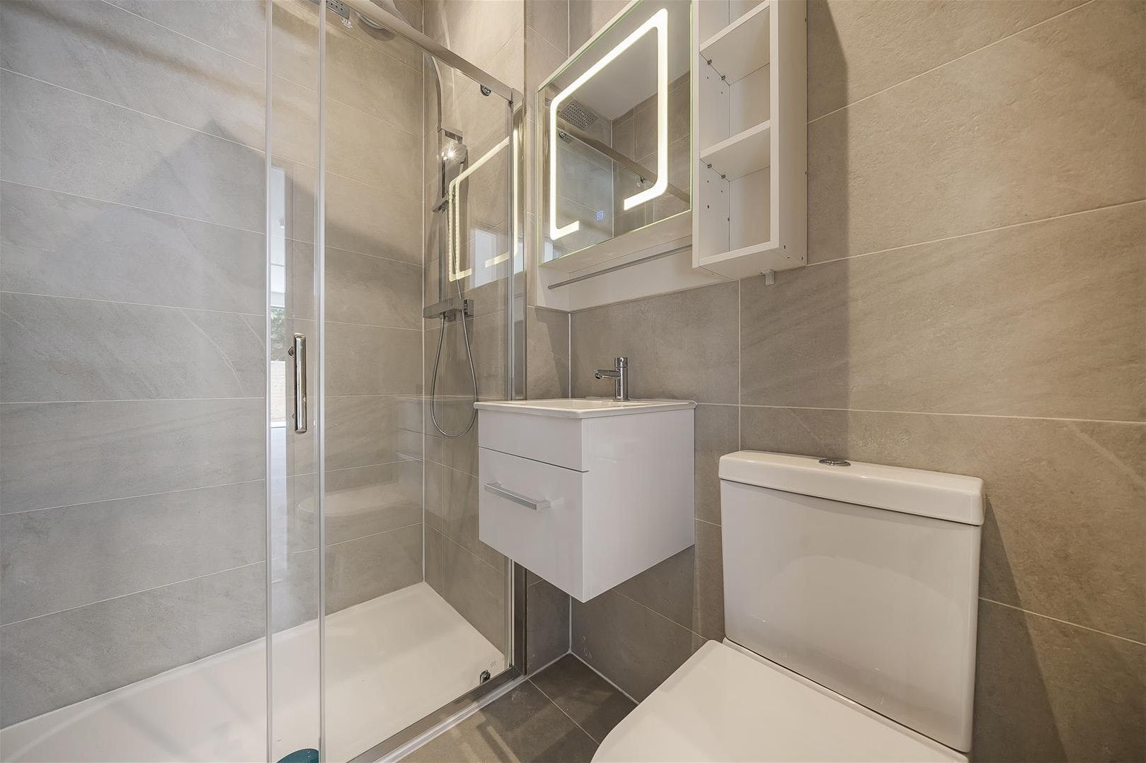 Flat Gunnersbury Avenue in Greater London