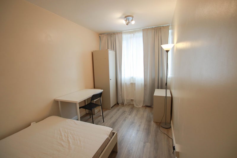 Room High Road Leyton in Greater London