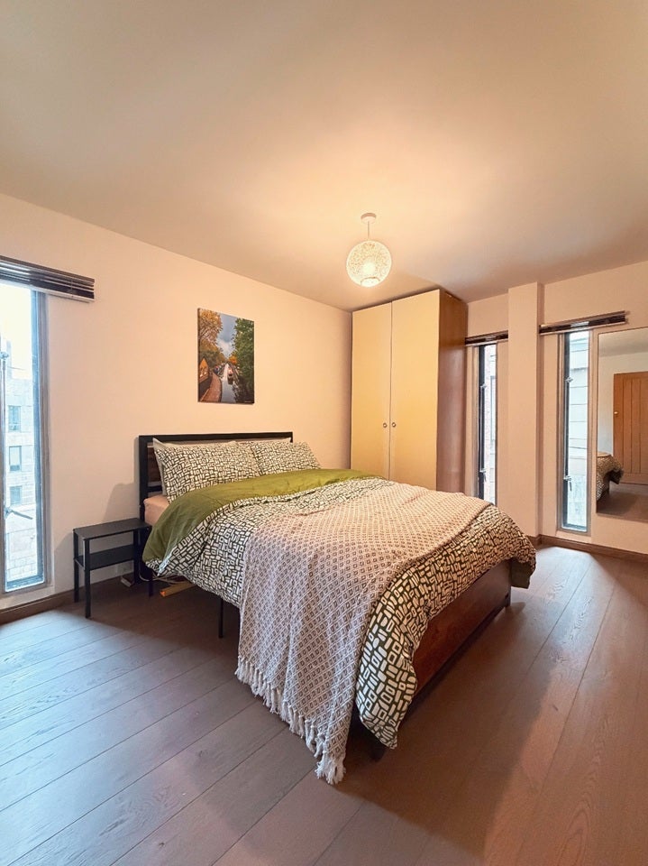 Flat Upper Thames Street in City of London