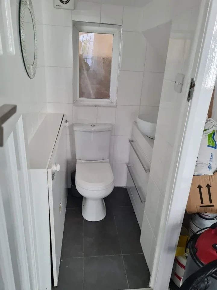 Room Whitby Gardens in Greater London