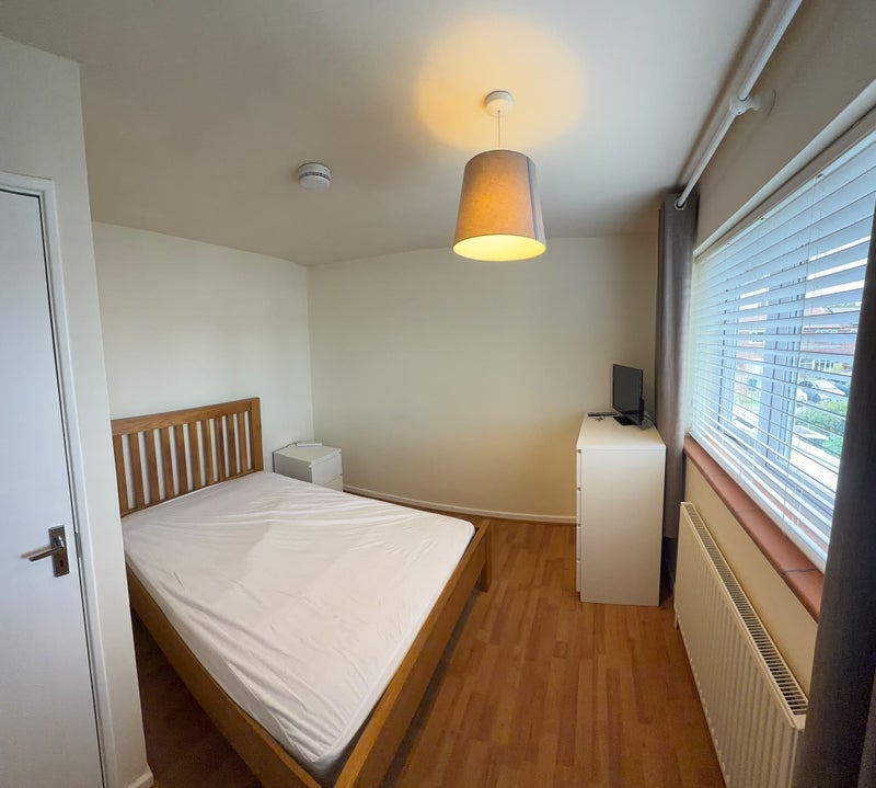 Room Lincoln Close in Crawley