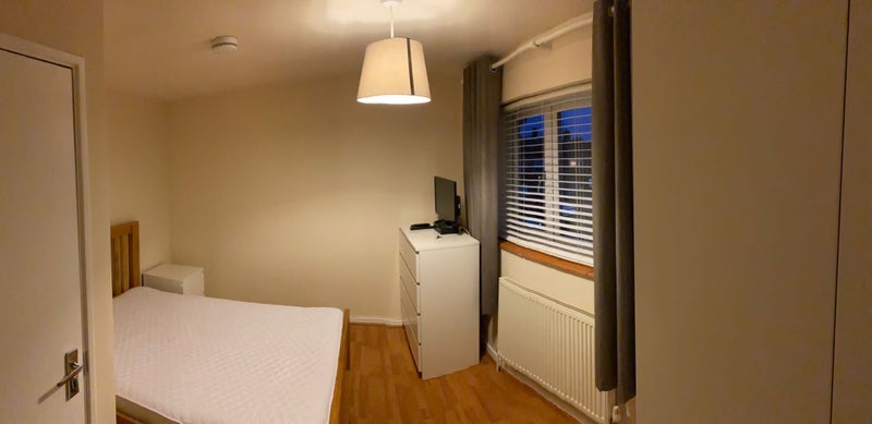 Room Lincoln Close in Crawley