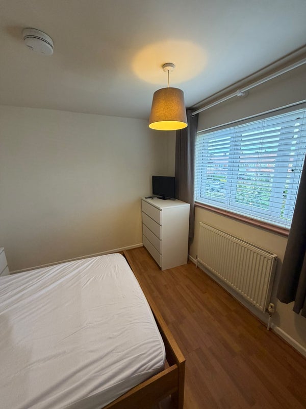 Room Lincoln Close in Crawley