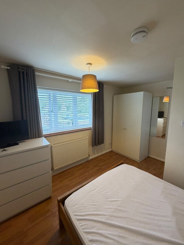 Room Lincoln Close in Crawley
