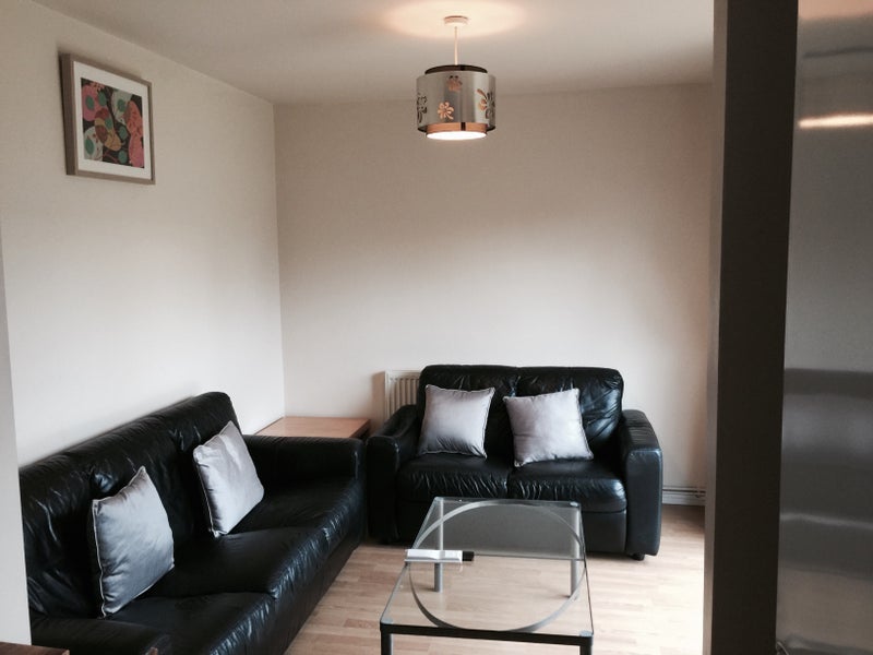 Room Lincoln Close in Crawley