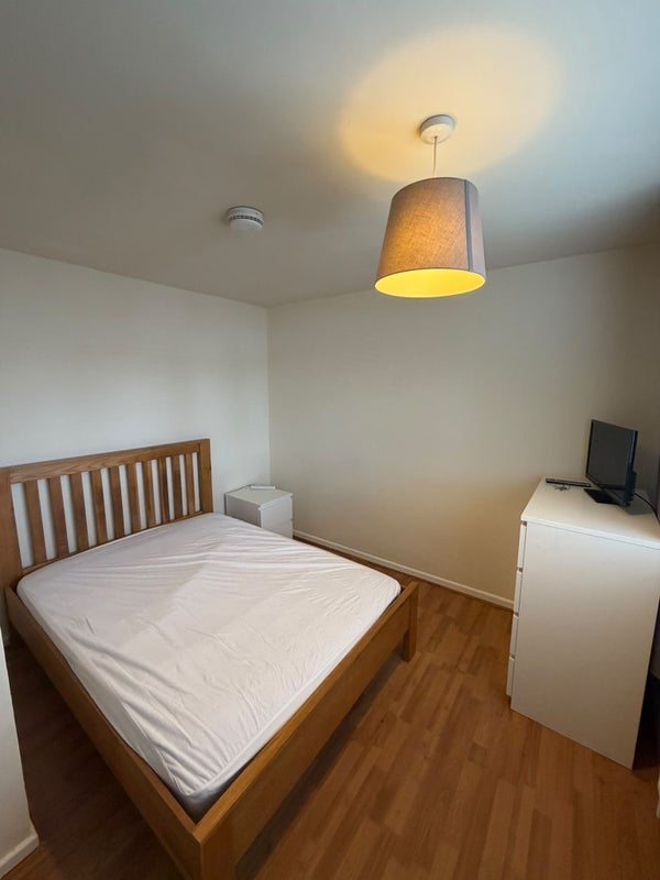 Room Lincoln Close in Crawley
