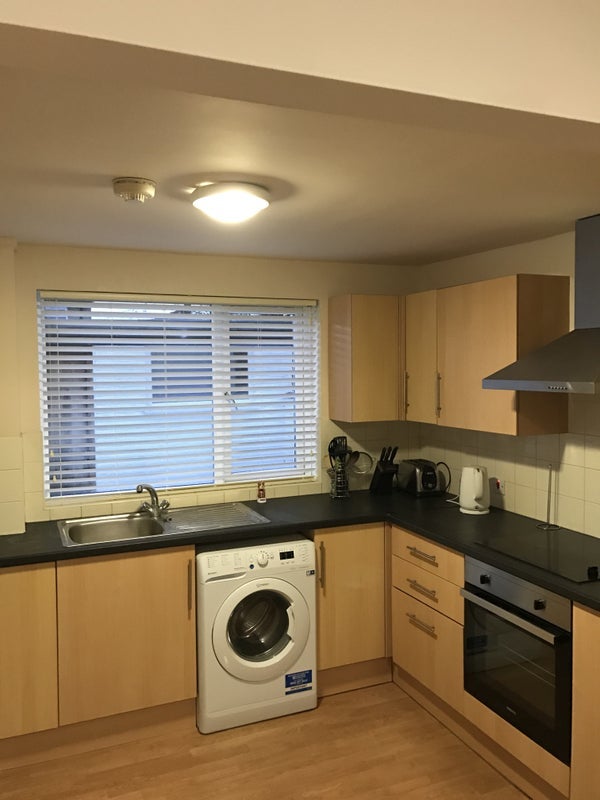 Room Lincoln Close in Crawley