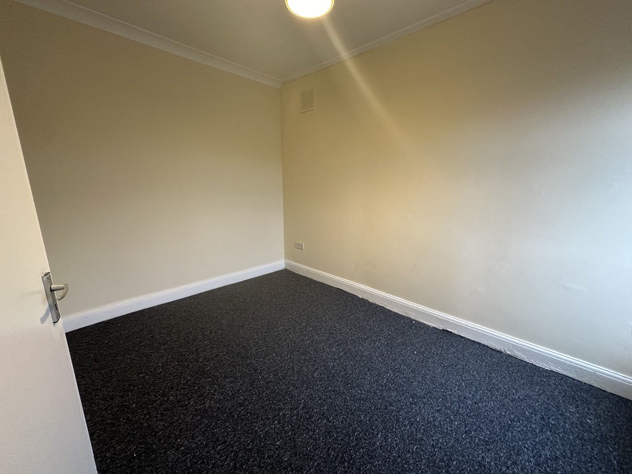 Flat Beverley Road in Greater London