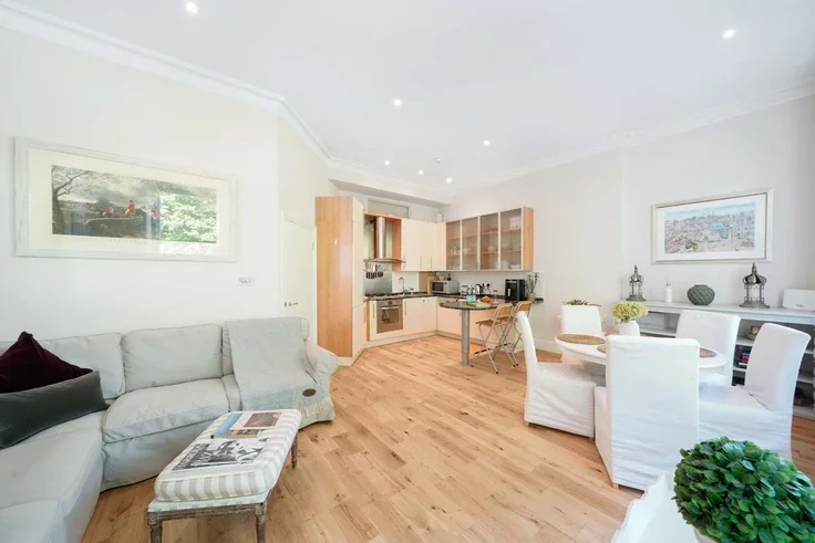 Flat Courtfield Gardens in Greater London