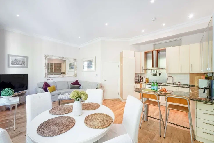 Flat Courtfield Gardens in Greater London