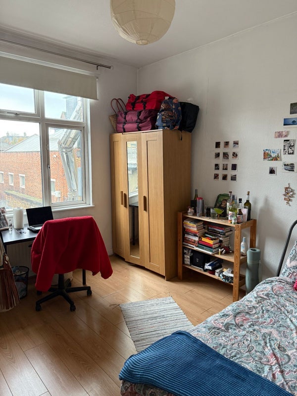 Room Blackstock Road in Greater London