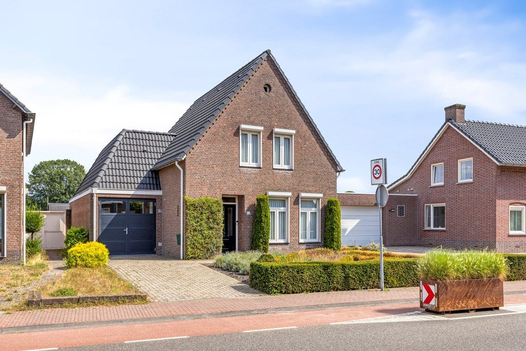 Huis Grootschoterweg 93 in Budel-Schoot