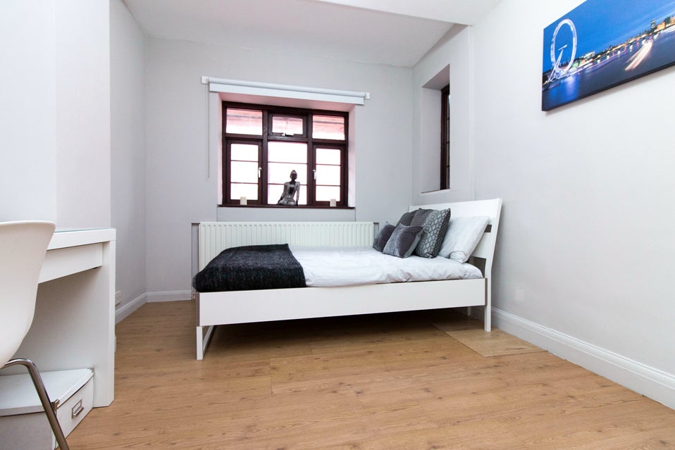 Flat Poynders Gardens in Greater London