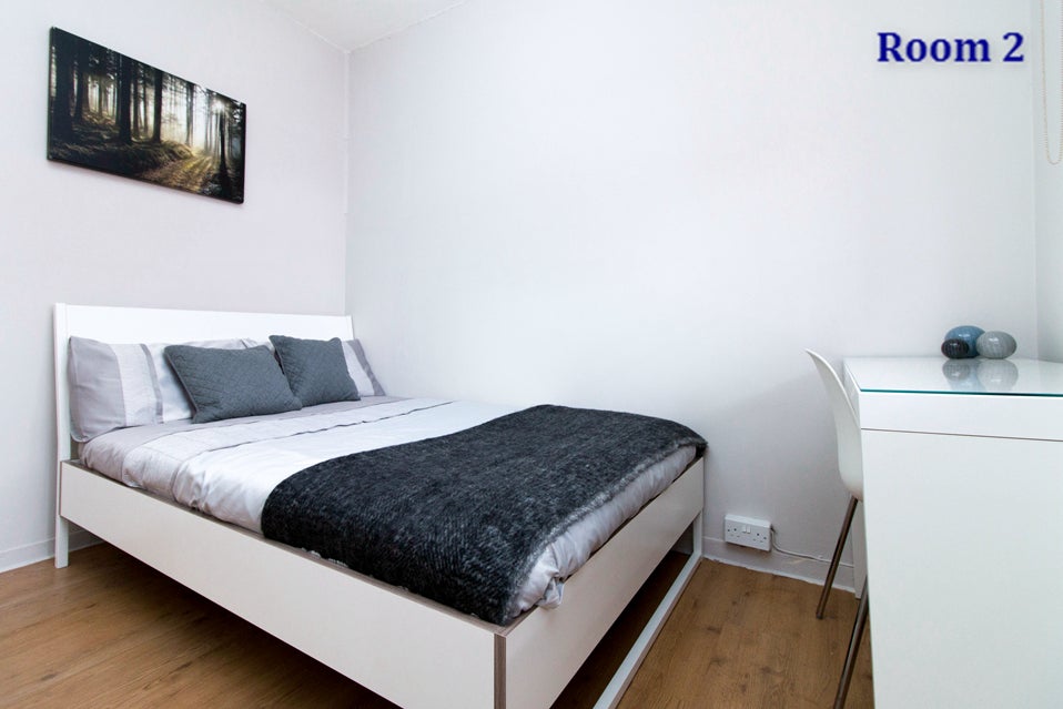 Flat Poynders Gardens in Greater London