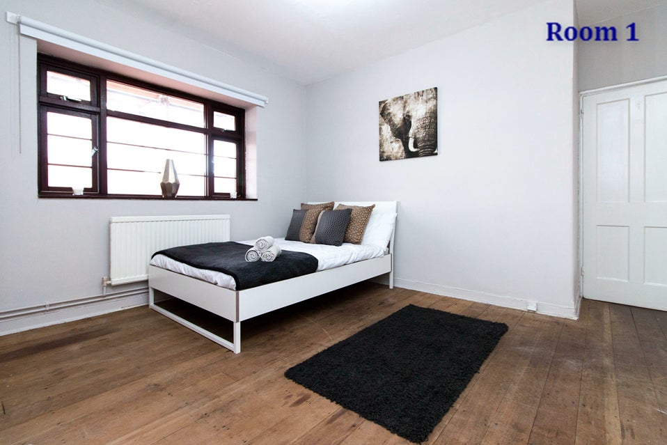 Flat Poynders Gardens in Greater London