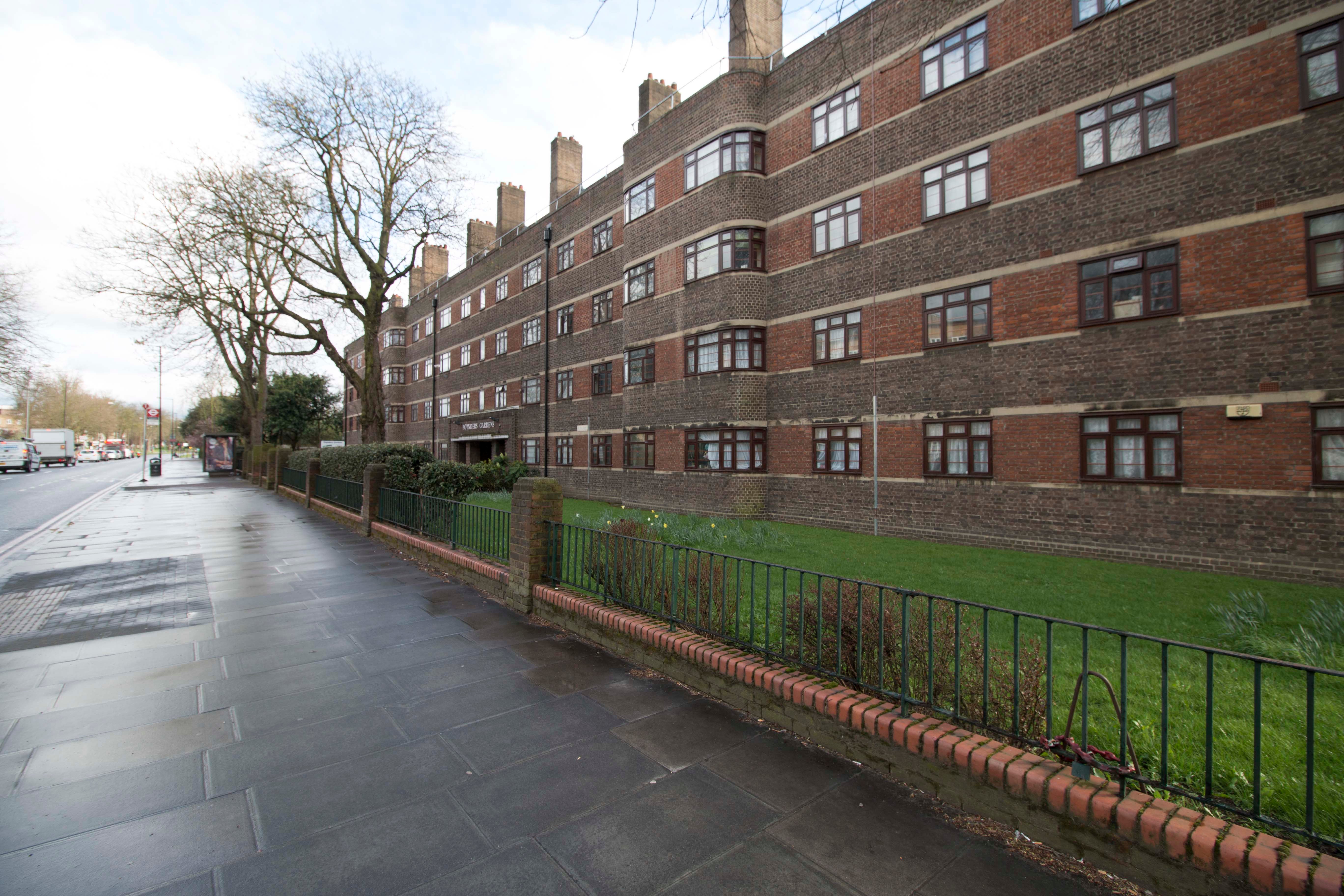 Flat Poynders Gardens in Greater London