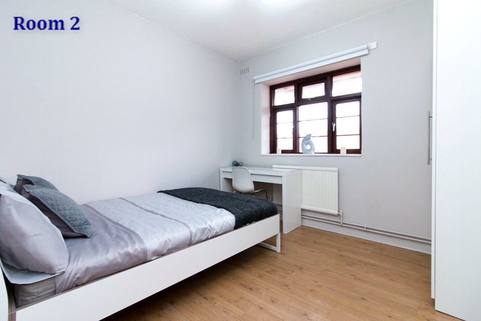 Flat Poynders Gardens in Greater London