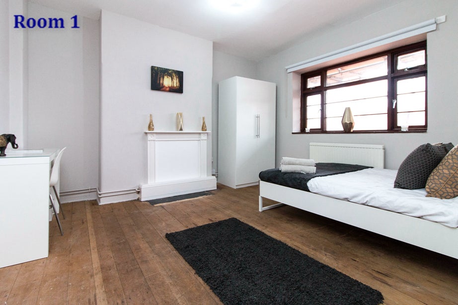 Flat Poynders Gardens in Greater London
