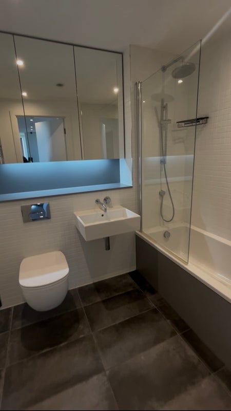 Flat Harrow Manorway in Greater London