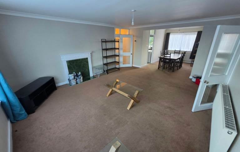 Flat The Pines in Greater London