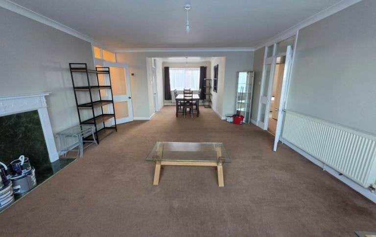 Flat The Pines in Greater London