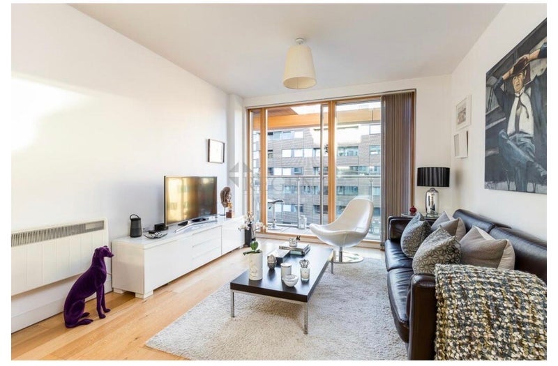 Flat Crampton Street in Greater London