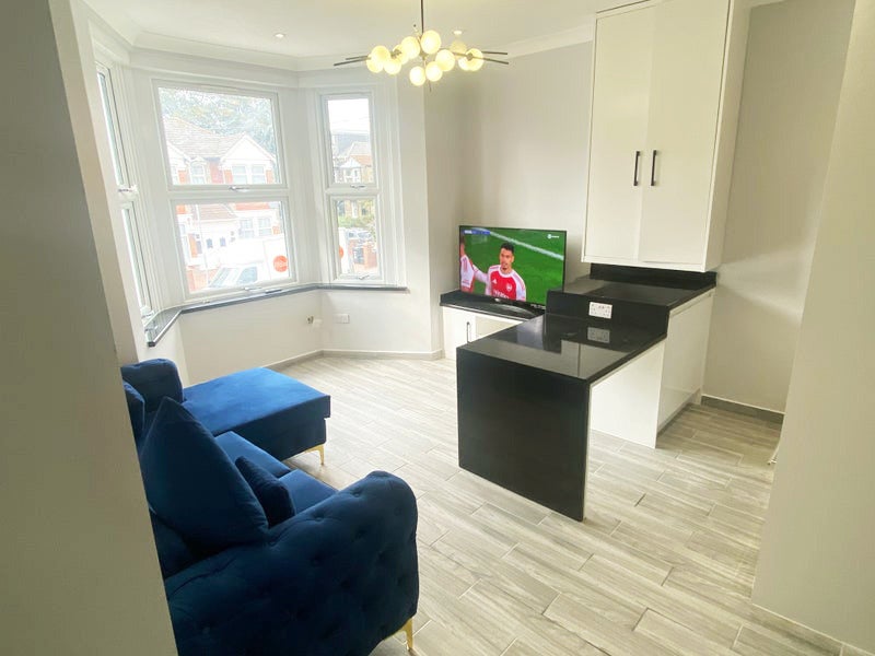 Flat Courtland Avenue in Greater London