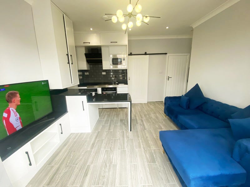 Flat Courtland Avenue in Greater London
