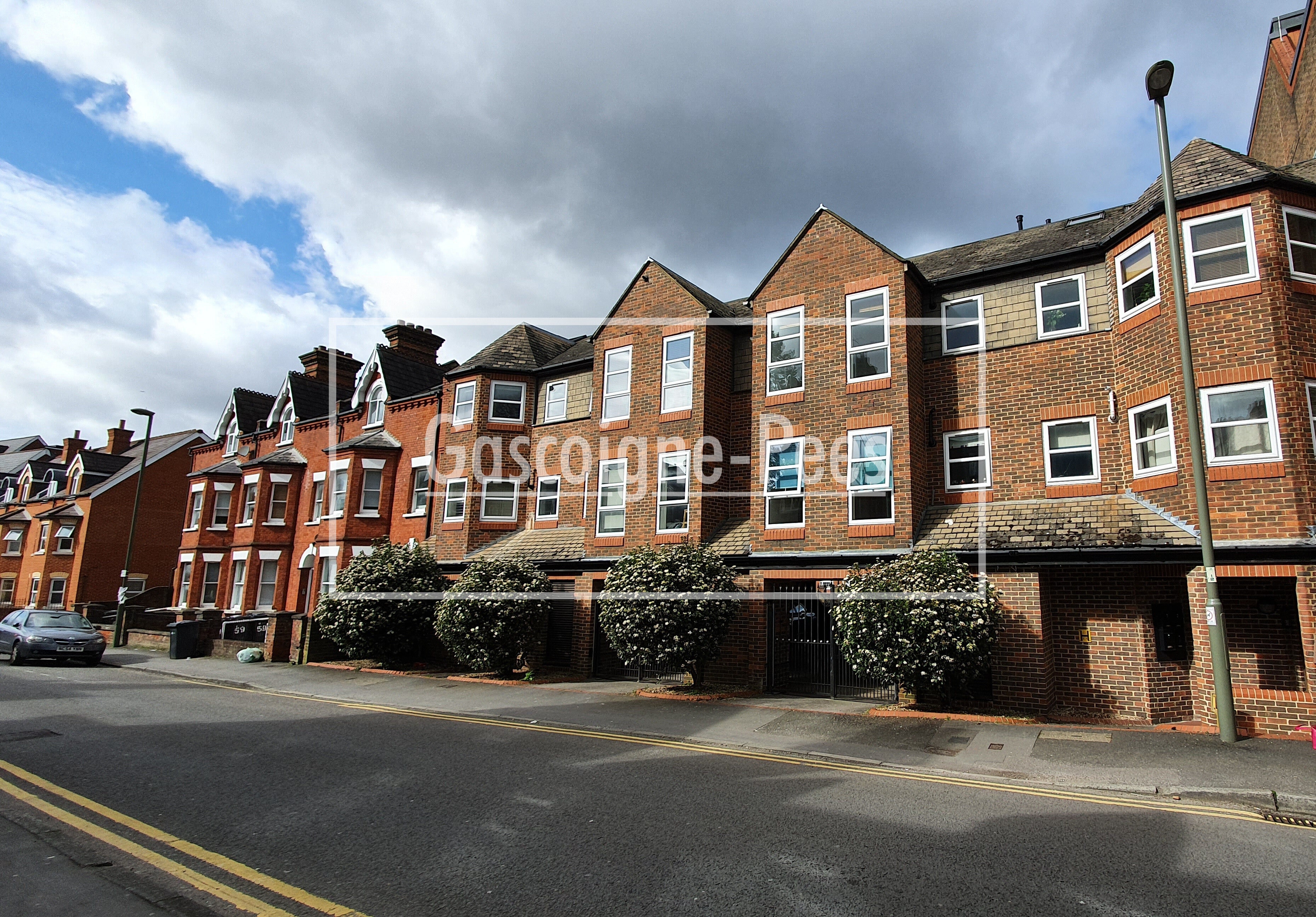 Flat Station Approach in Guildford