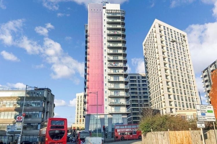 Flat Ilford Hill in Greater London